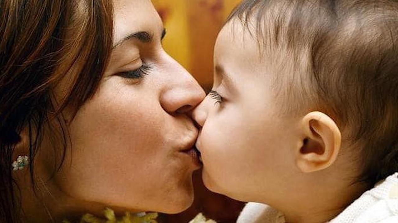 Me mom com cho con, nguy co lay nhiem benh hinh anh
