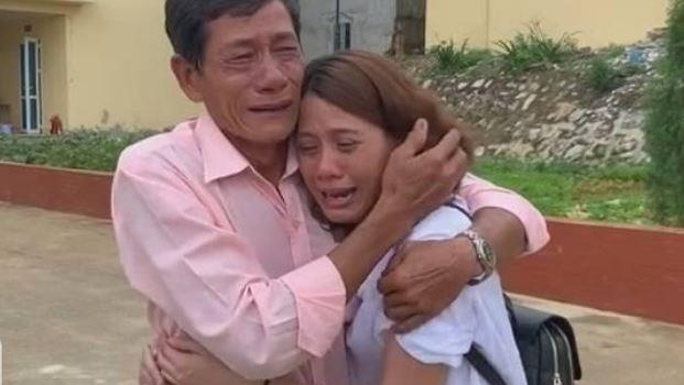 Giay phut hoi ngo gia dinh sau 22 nam luu lac o Trung Quoc hinh anh