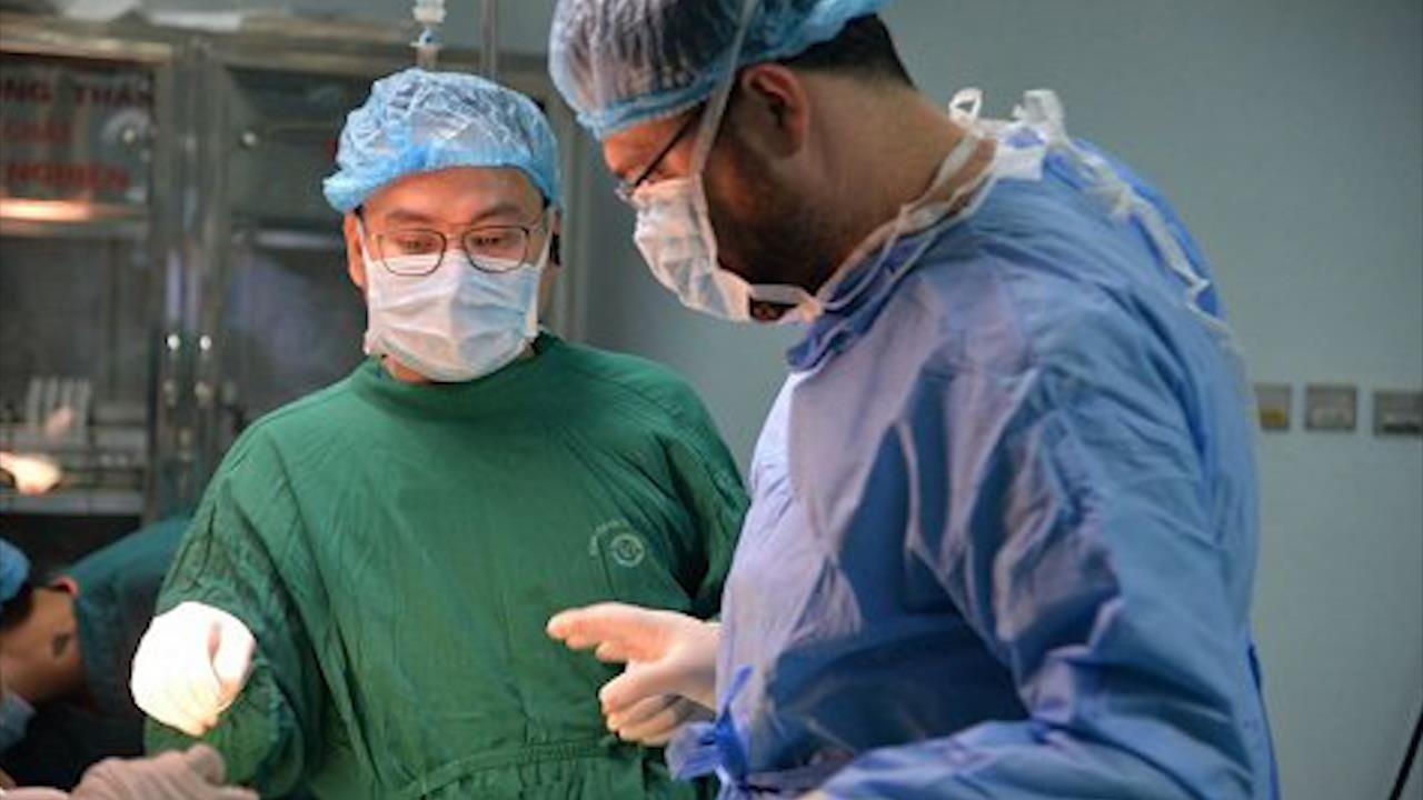 Bac si Viet dau tien xac nhan ky luc ve ky thuat mo noi soi tuyen giap hinh anh