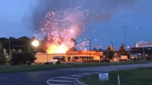 Cua hang phao hoa bat lua vao le Quoc khanh My hinh anh