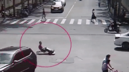 Nguoi dan ong bi phat tien vi chay xe dien tre em di lam hinh anh