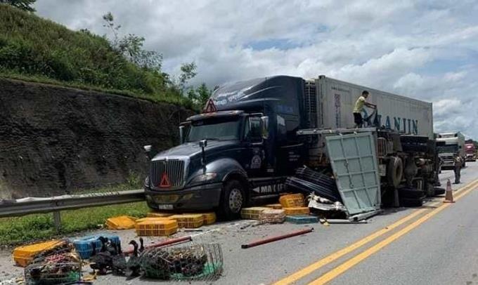 3 oto tong lien hoan tren cao toc Ha Noi - Lao Cai hinh anh