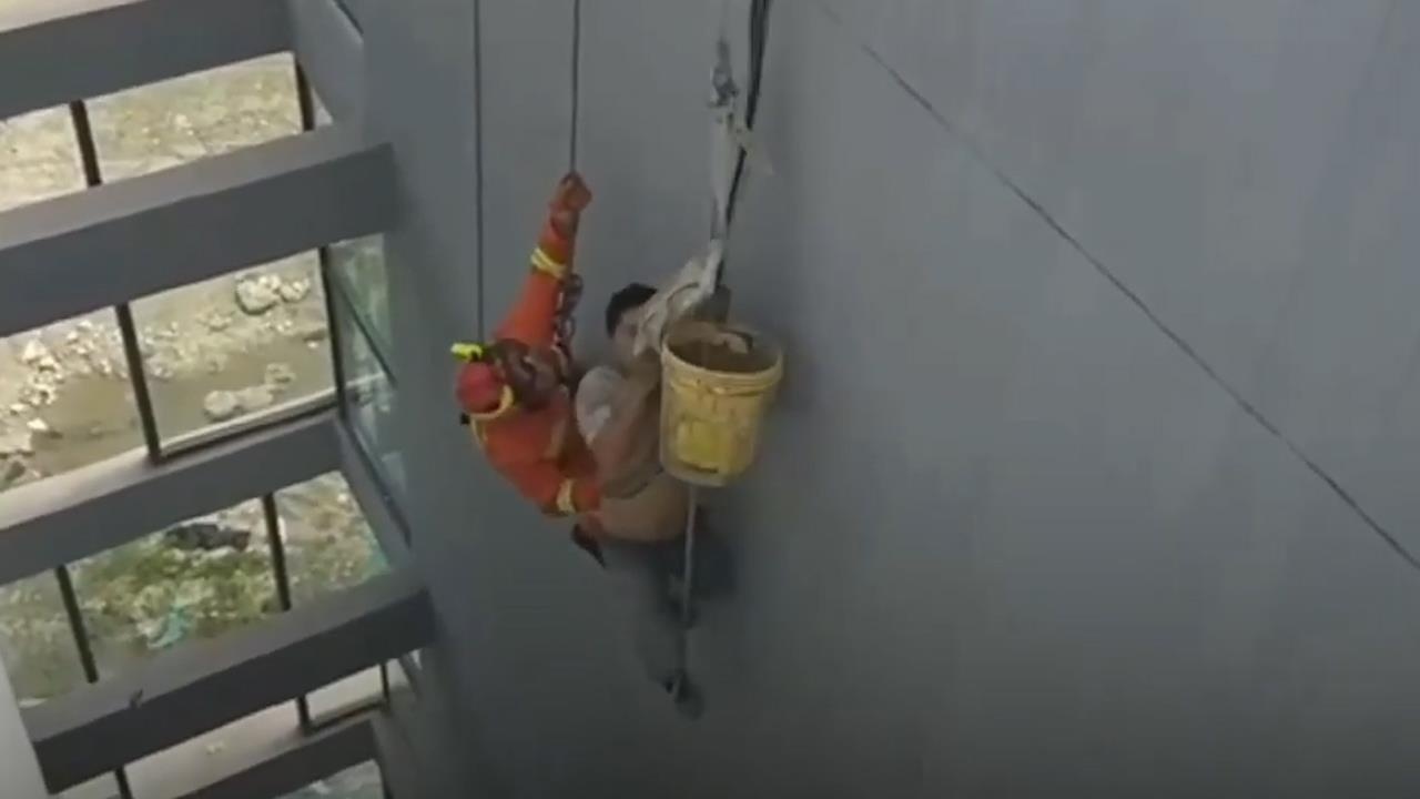 Cong nhan bam day treo 'lo lung' ben ngoai toa nha 16 tang hinh anh