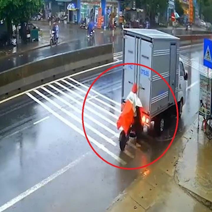 Chay sat xe tai dang lui, xe dap dien suyt gap nguy hiem hinh anh