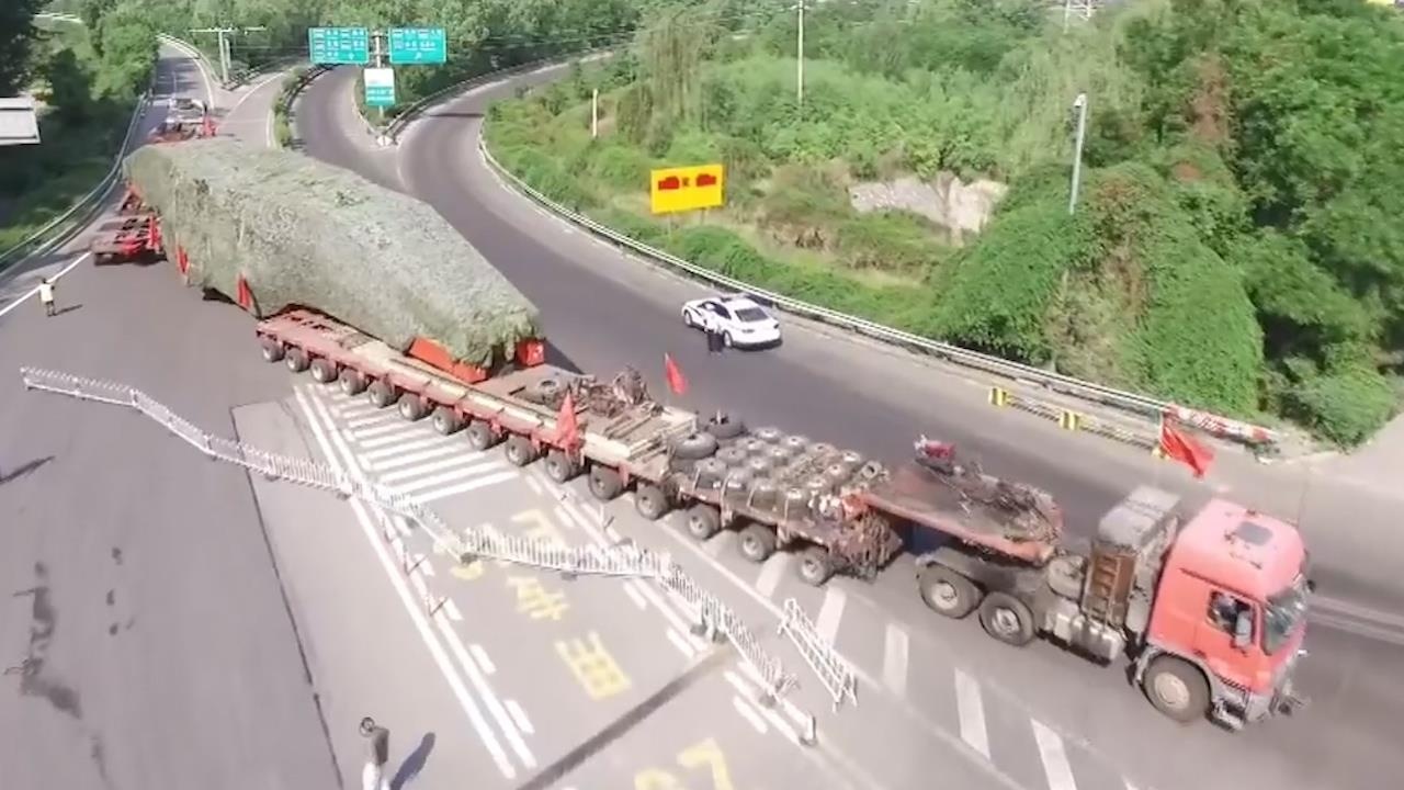 Xe tai dai 100 m voi 400 banh xe chay tren duong the nao? hinh anh