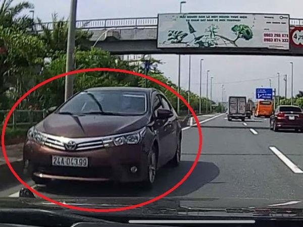 Oto chay nguoc chieu voi toc do cao o Ha Noi hinh anh