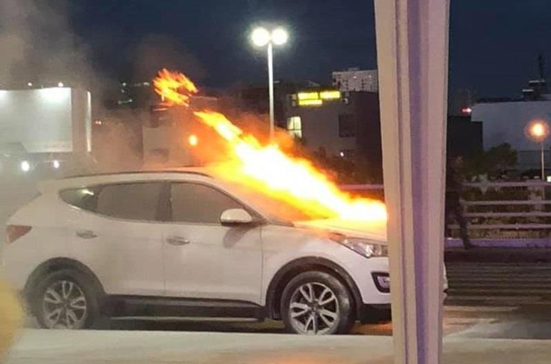 Oto boc chay khi dang do o san bay Da Nang hinh anh