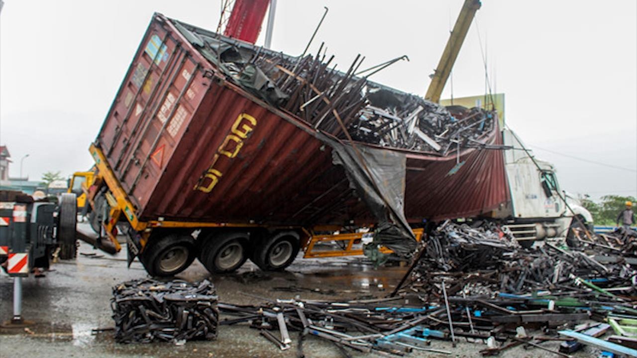 Container cho phe lieu nghenh ngang tren xa lo hinh anh