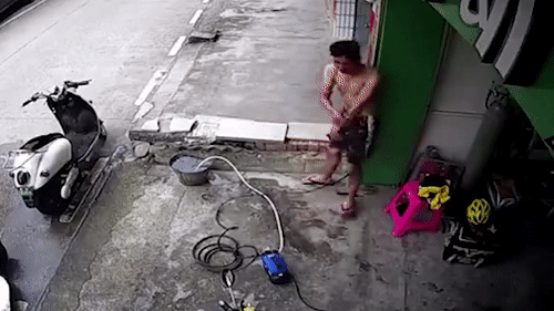 Nguoi dan ong bi dien giat vat lon tu cuu minh hinh anh