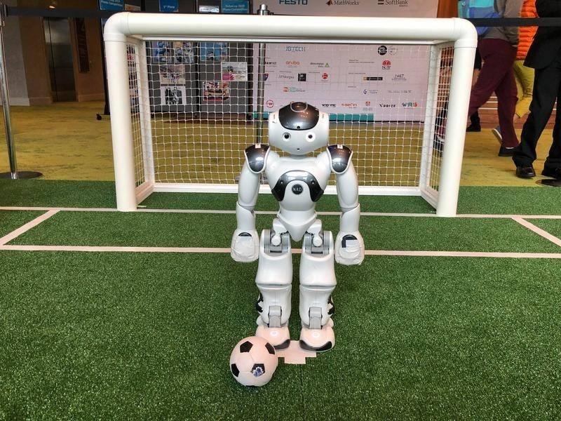 'World Cup bong da' cua robot dang dien ra voi hang tram doi tranh tai hinh anh