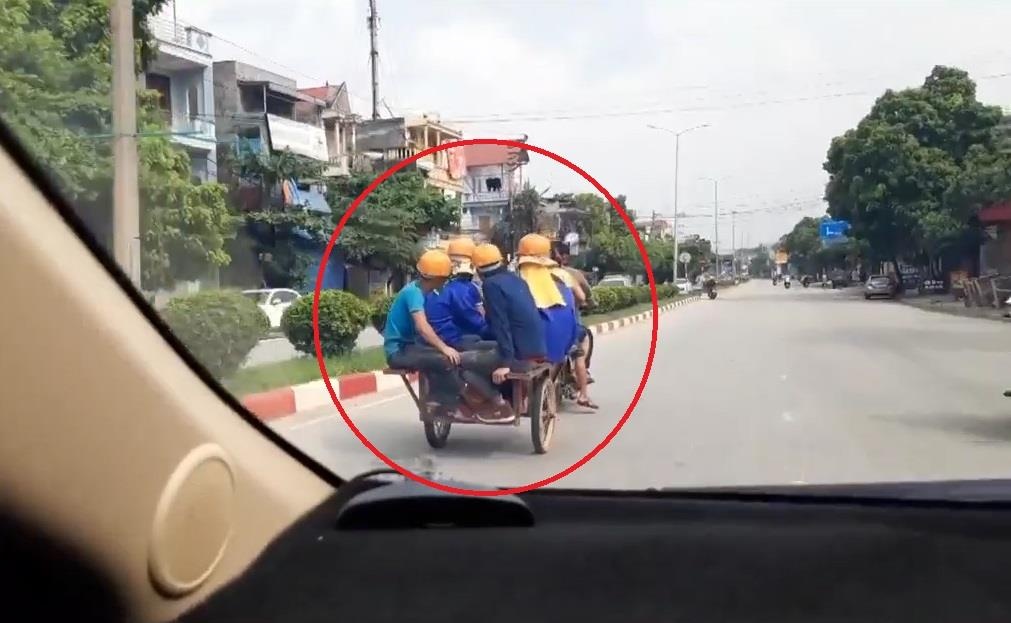 Xe may keo ba gac cho 9 nguoi ngoi phia sau hinh anh