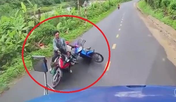 Hai nguoi di xe may may man thoat chet khi nga ngay dau container hinh anh