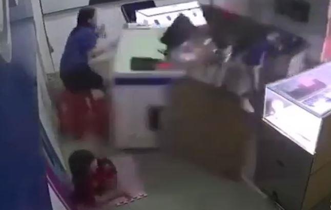 Ngoi choi trong nha, be gai Trung Quoc bi xe lao vao dam tu vong hinh anh