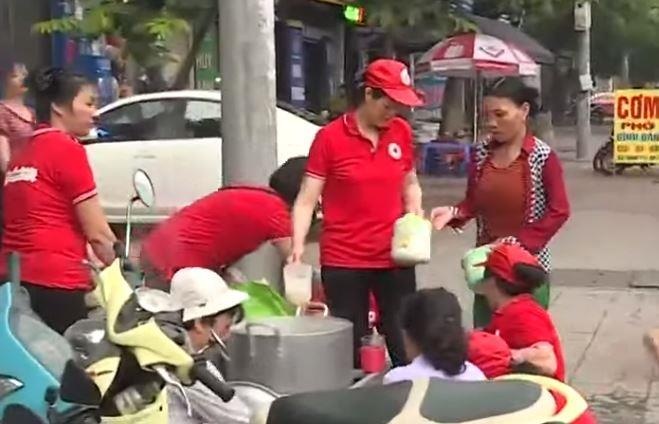 Benh nhan va nha hao tam loay hoay voi quy dinh phat com tu thien hinh anh