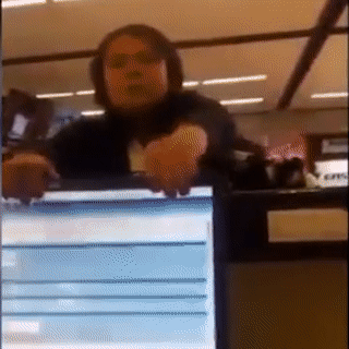 Nu hanh khach noi gian dap pha vi nho chuyen bay hinh anh