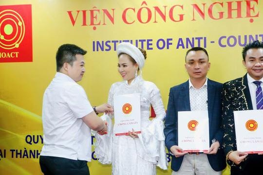 'Nu hoang van hoa tam linh' xin rut khoi Ban chong hang gia hinh anh