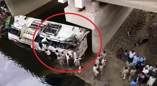 Xe bus roi xuong kenh o An Do, 29 nguoi tu vong hinh anh