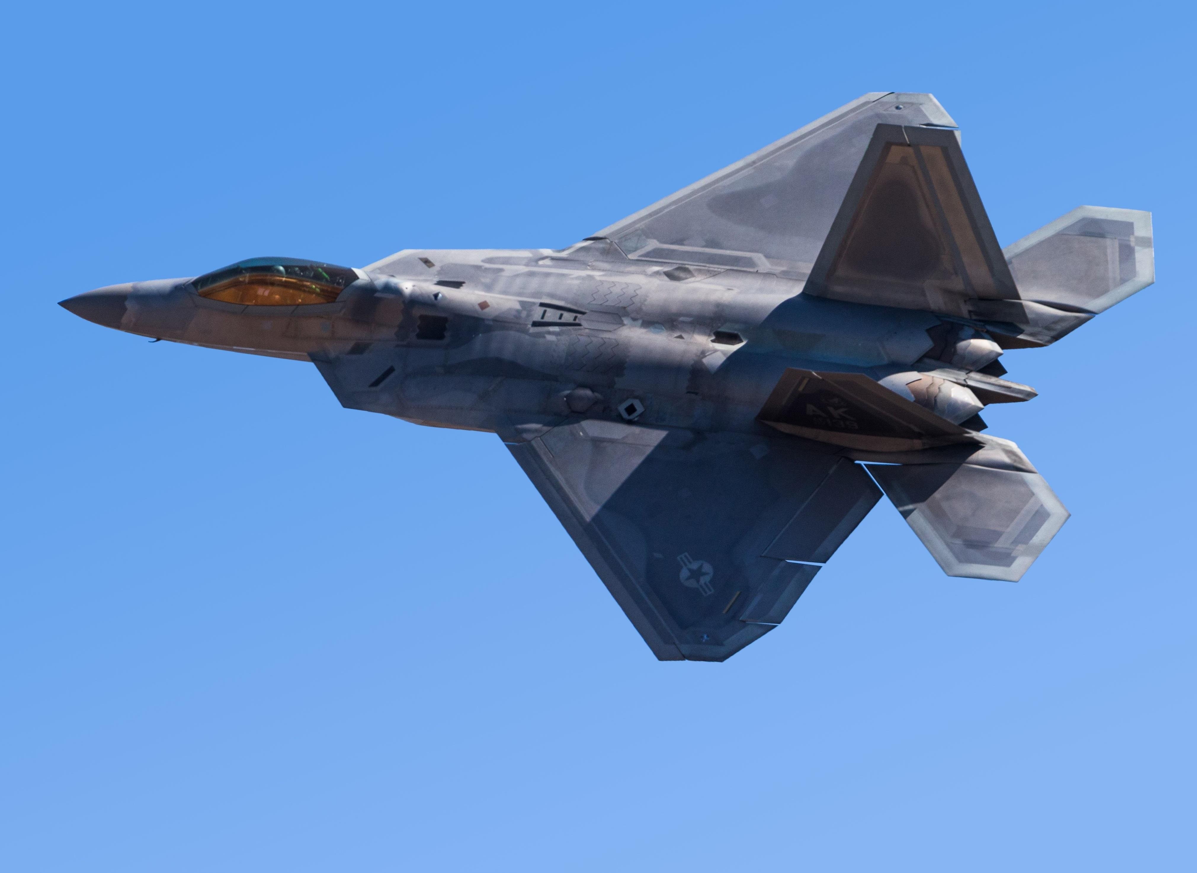 Canh quay an tuong khi bay cung tiem kich F-22 Raptor hinh anh