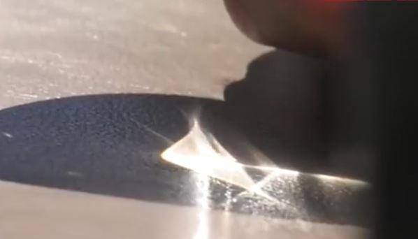 Vi sao ban tuyet doi khong nen de chai nuoc trong oto? hinh anh