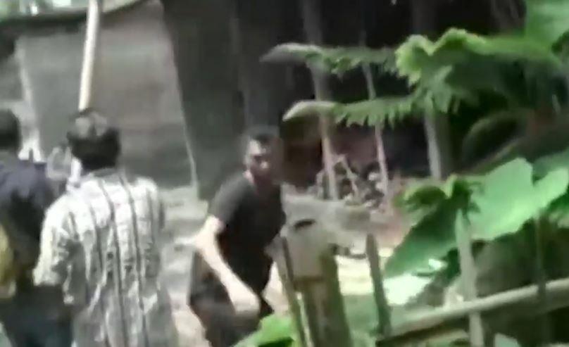 Canh sat An Do no sung, giai cuu be gai 3 tuoi bi dem di hien te hinh anh