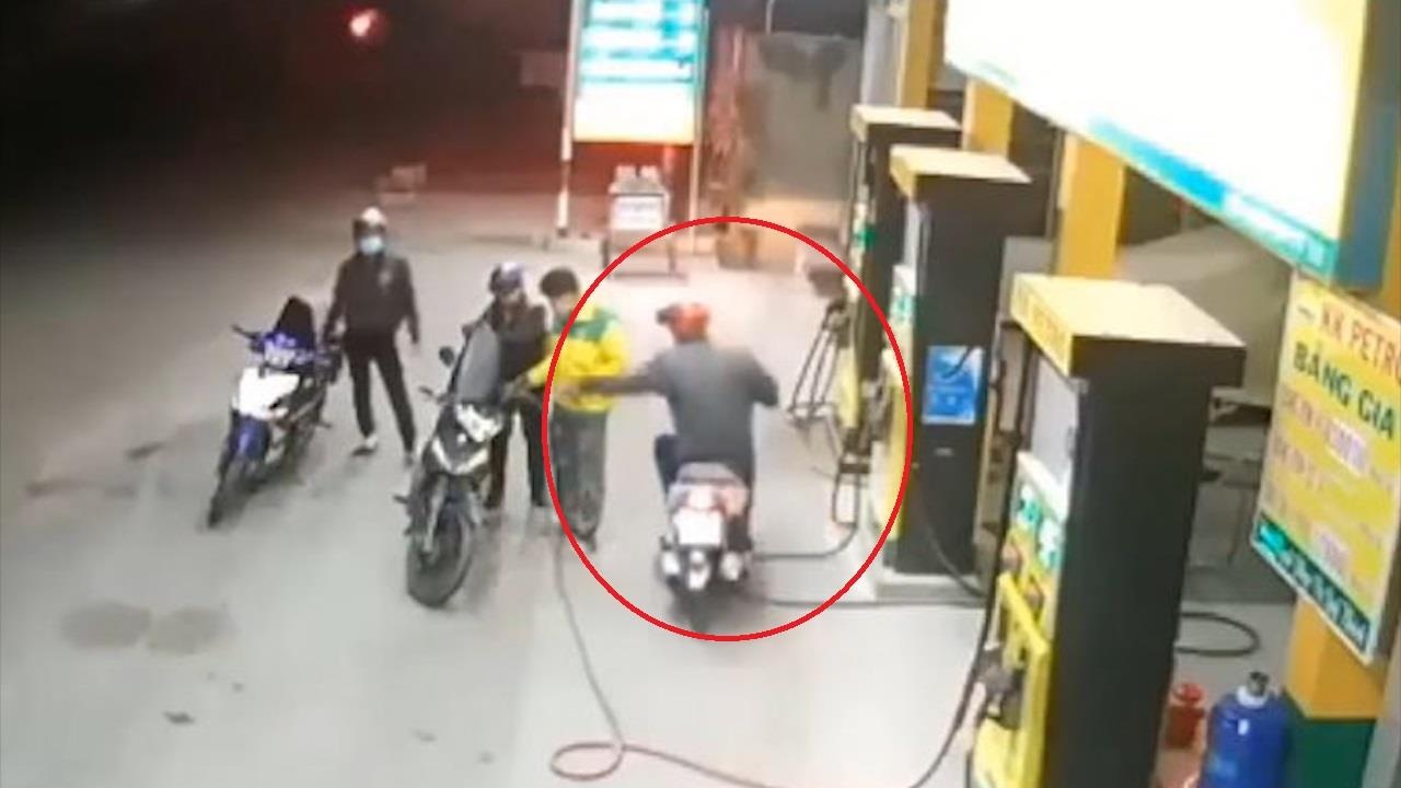 Gia lam khach hang, ten cuop lay coc tien tren tay nhan vien ban xang hinh anh