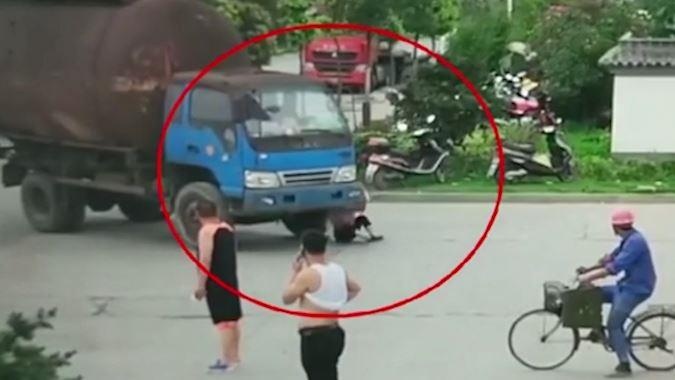 Nguoi phu nu Trung Quoc co tinh dam vao xe tai de lua tien hinh anh