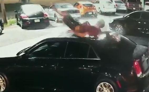 Thanh nien nga tu tren cao xuong lam mop oto o My hinh anh