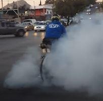 'The hien' boc dau bat thanh, tai xe te giua giao lo o Mexico hinh anh