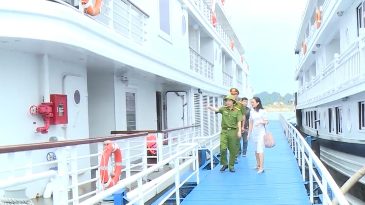 Tau du lich 'tu choi chay no' mua cao diem hinh anh