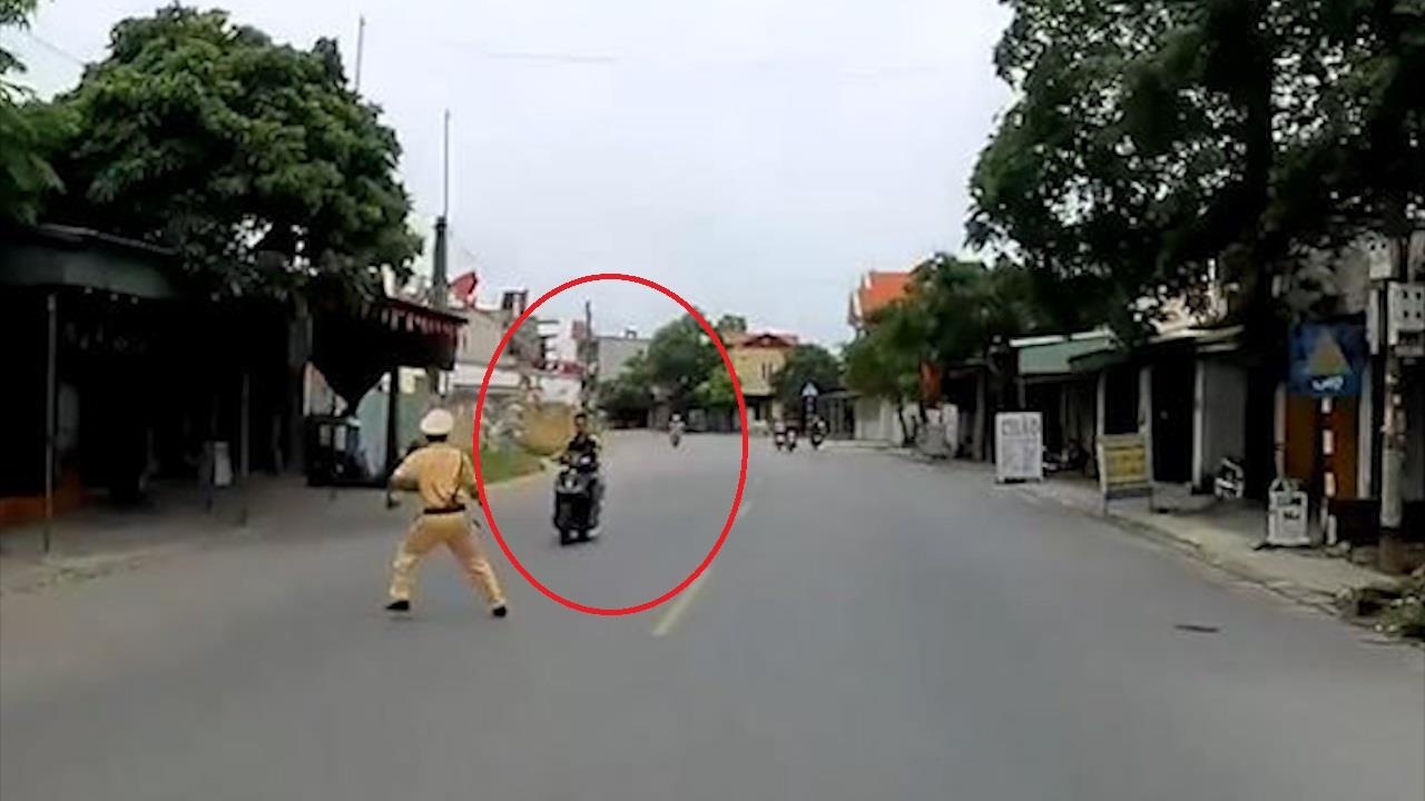 Bi 'tuyt coi', xe may lao thang vao canh sat giao thong hinh anh