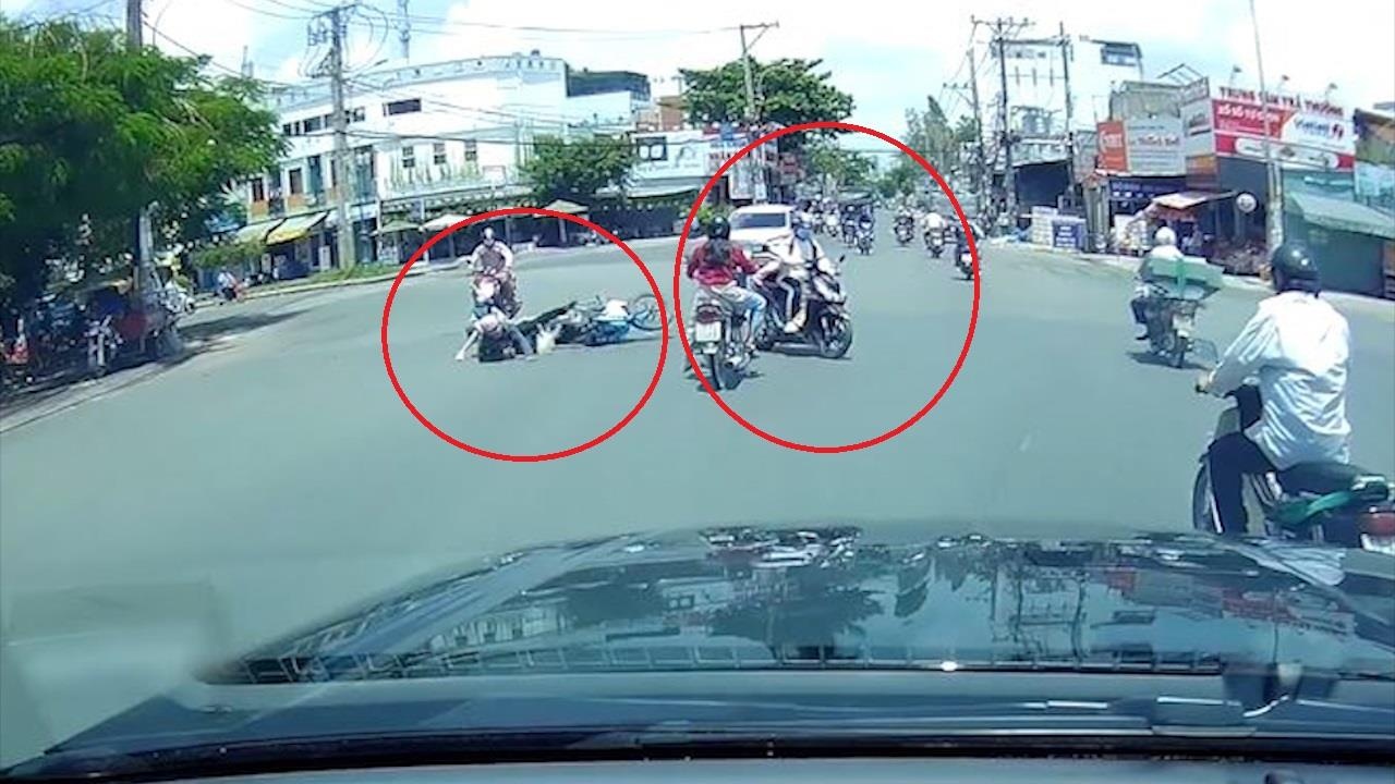 Vuot den do, nu tai xe va quet vao xe may gay tai nan hinh anh