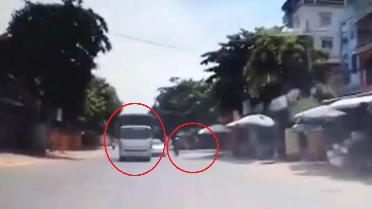 Vuot au khi om cua, xe may va oto suyt va vao nhau gay tai nan hinh anh