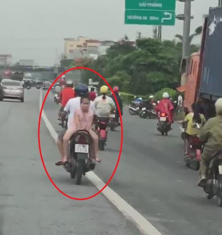 Bo cho con ngoi nguoc tren xe may chay bon bon tren duong hinh anh