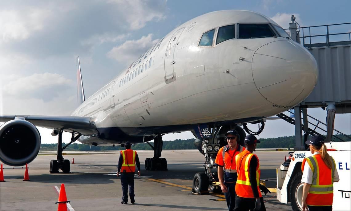 Dang bay thi hong dong co, may bay cho 154 nguoi phai ha canh khan cap hinh anh