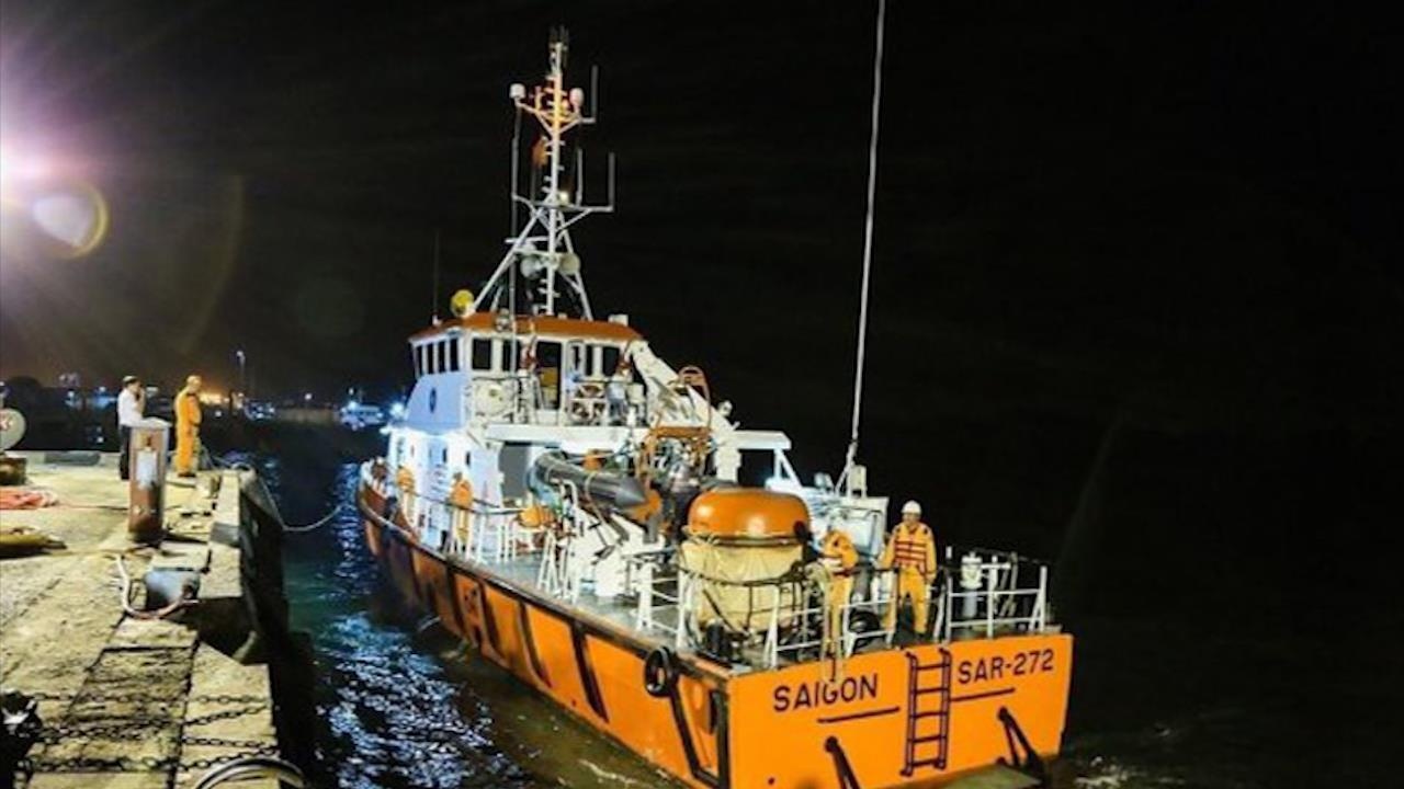 Bi lua tien, danh dap khi di lao dong tren thuyen danh ca xa bo hinh anh