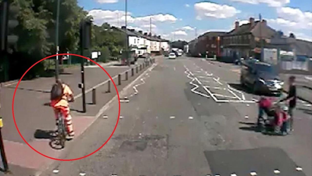 Vuot den do, xe dap dam lien tiep vao 2 cay cot hinh anh