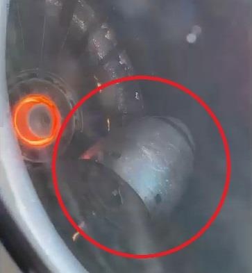 Hanh khach hoang loan thay dong co may bay rung lac khi dang bay hinh anh