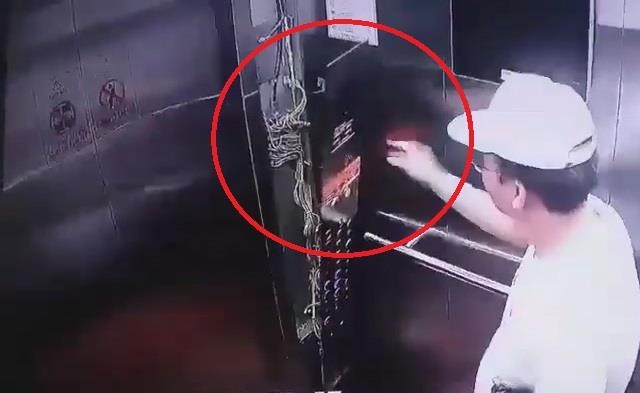 Nguoi dan ong Han Quoc dap tung thang may chung cu roi bo di hinh anh