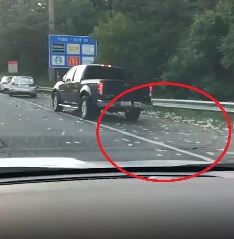 Xe tai danh roi 175.000 USD tren cao toc My, tai xe dua nhau 'hoi cua' hinh anh