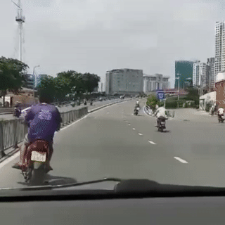 Xe may lang lach truoc dau oto roi thach thuc tai xe hinh anh