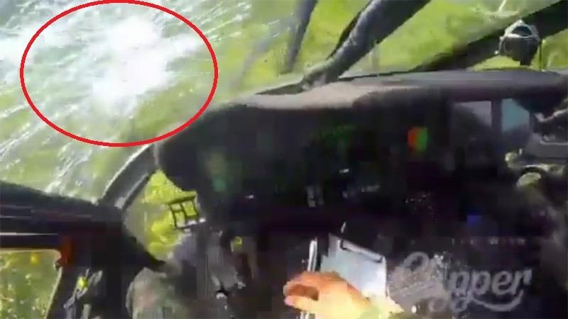 Toi pham xa dan vao truc thang quan su dang bay o Colombia hinh anh