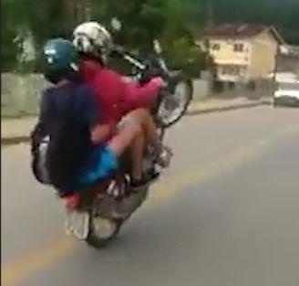 Boc dau xe the hien, hai thanh nien lao vao nha dan hinh anh