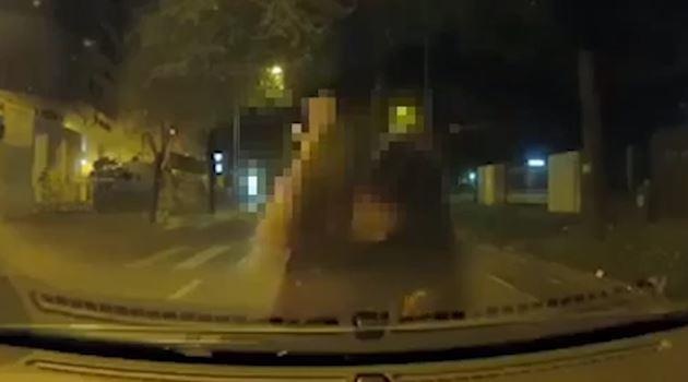 Cai nhau tren duong, co gai dap dau lien tiep vao oto hinh anh