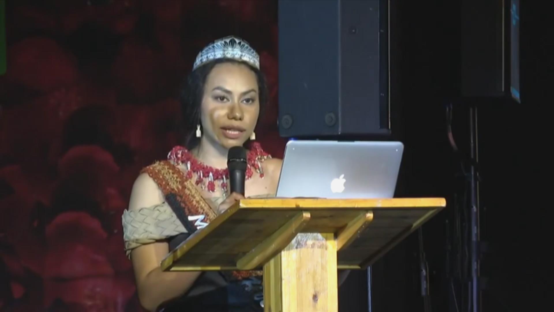 Dang phat bieu, thi sinh thi hoa hau bi ban to chuc tat micro hinh anh