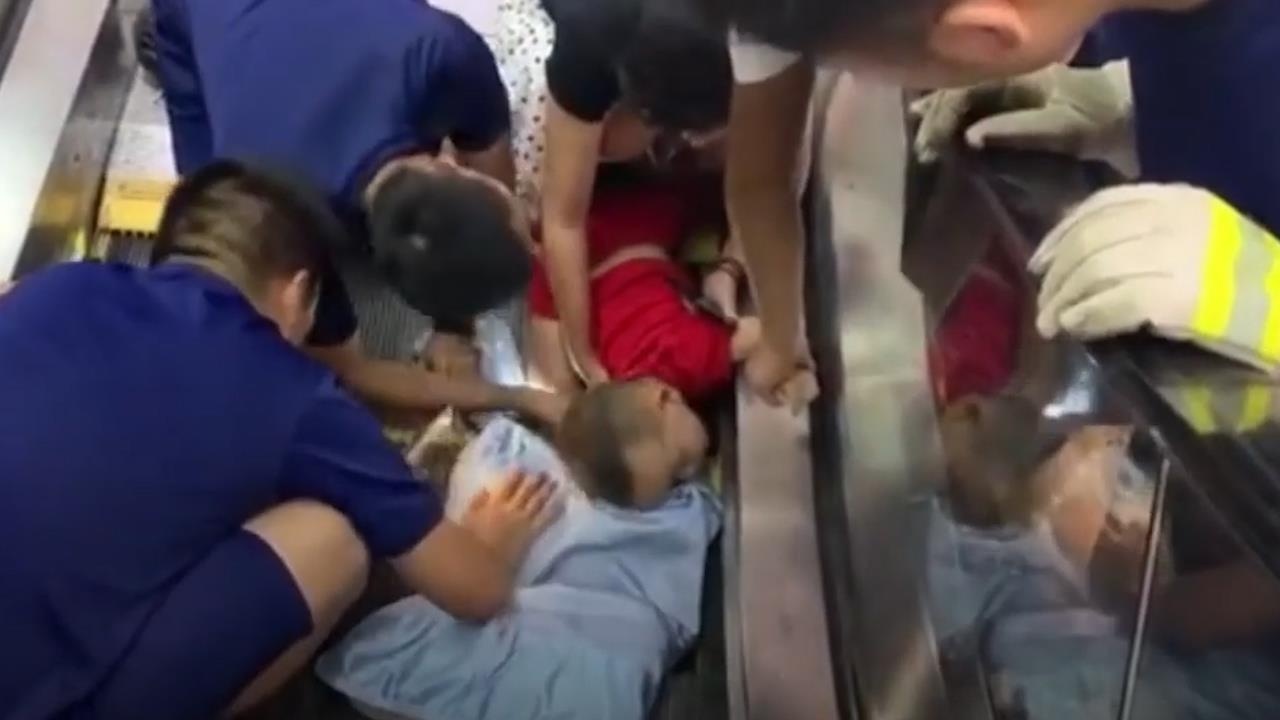 Do thang cuon cuu cau be bi ket canh tay vao duong truot hinh anh