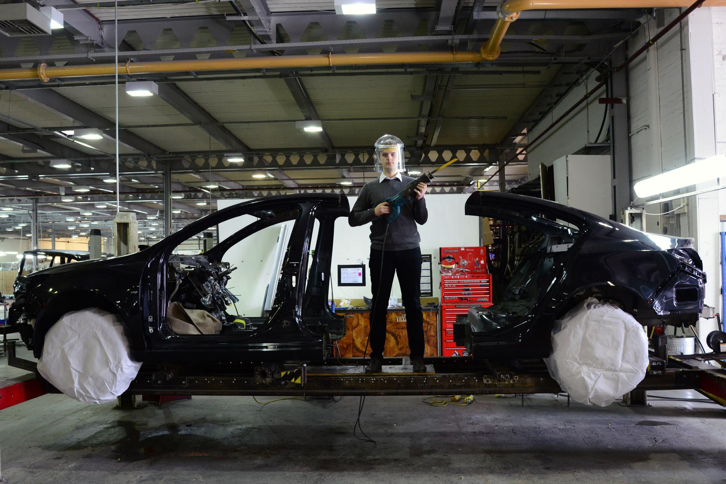 Cua doi chiec xe binh thuong thanh Limousine sieu sang hinh anh