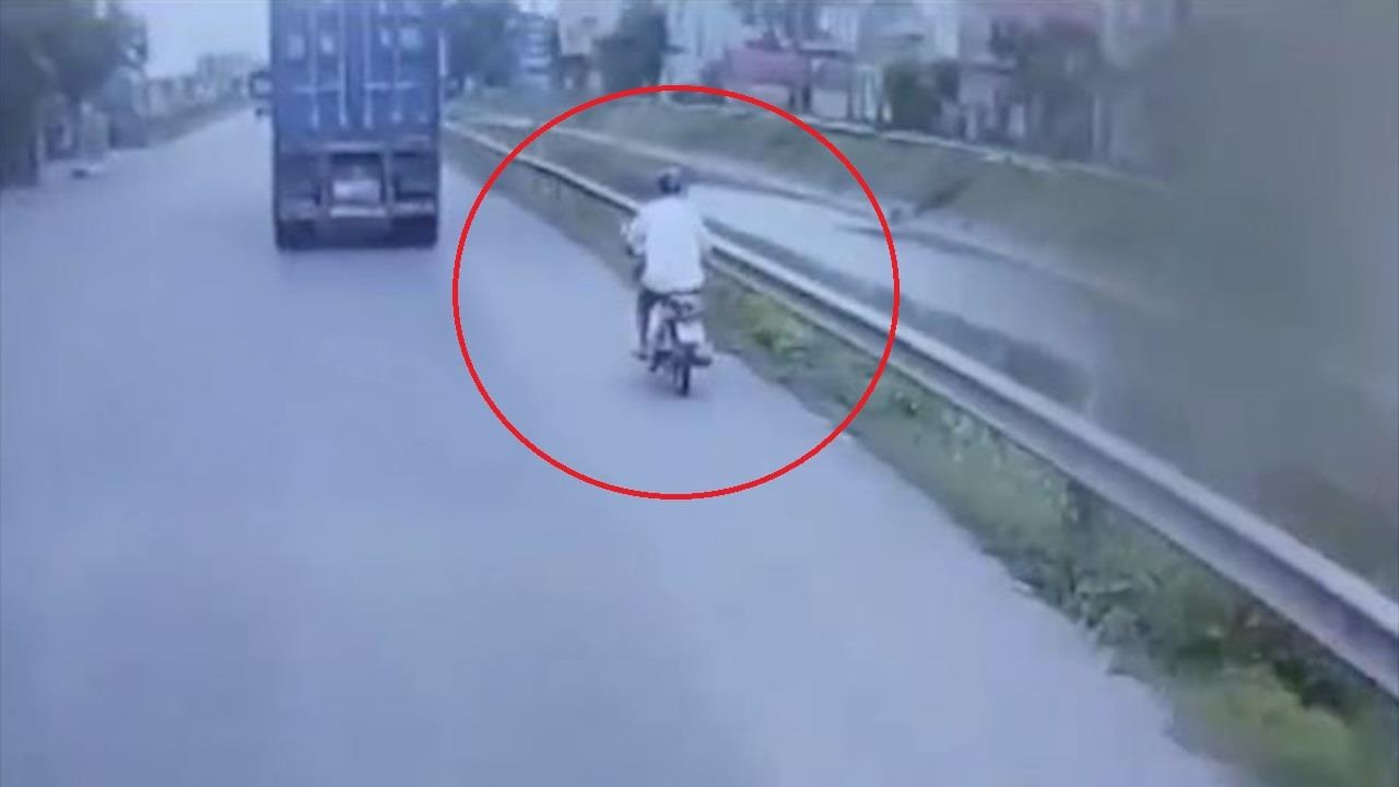 Co vuot, tai xe xe may nga nhao sat container hinh anh