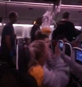 May bay Canada gap nhieu dong manh, khach dap dau vao tran may bay hinh anh