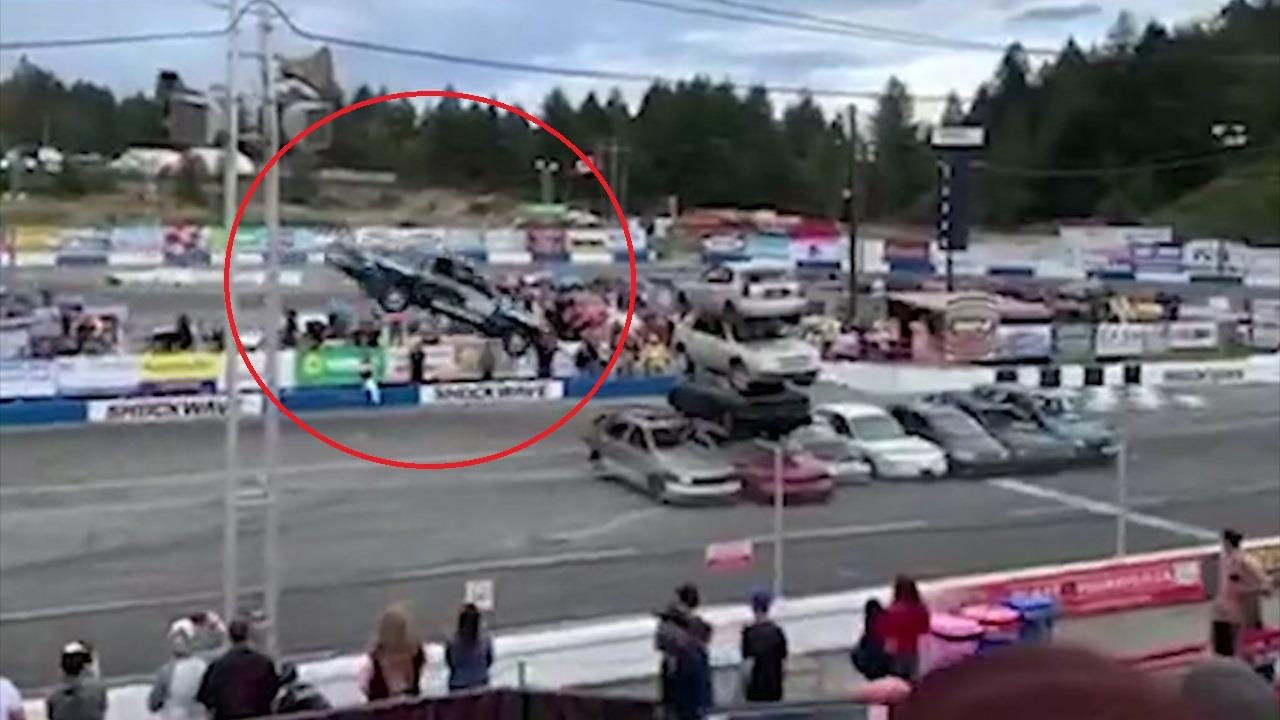 Bieu dien that bai, oto bay thang vao chong xe dao cu hinh anh