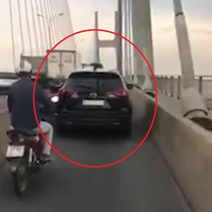 Bat chap nguy hiem, oto ngang nhien lan lan tren cau Phu My hinh anh